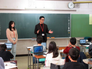 木所敬雄取締役マーケティング本部長写真中央 木所敬雄取締役マーケティング本部長(写真中央)