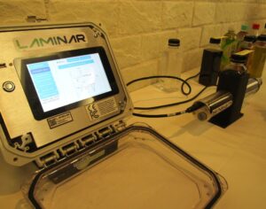 分光センサーで液体に光を当てて化学的性質を瞬時に判別