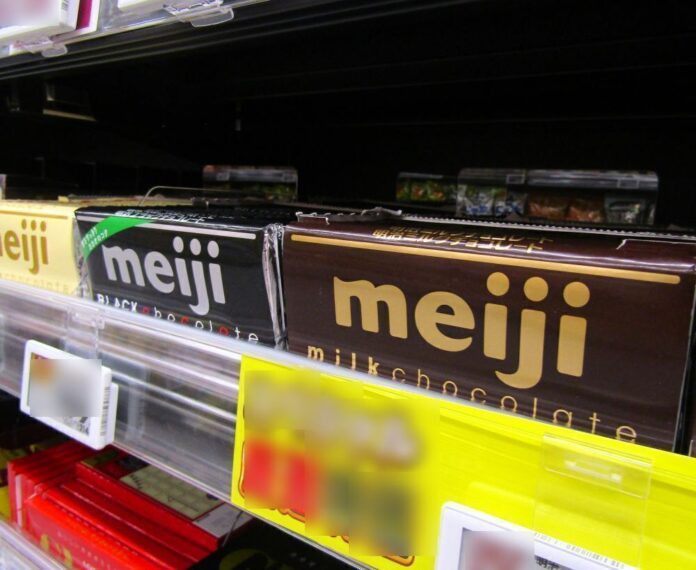右から売場に並ぶ「明治ミルクチョコレート」「明治ブラックチョコレート」「明治ホワイトチョコレート」
