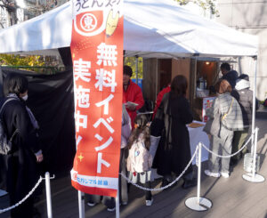 無料配布には長蛇の列