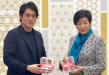 多摩地区に研究拠点開設の植物工場 Oishii Farm 小池都知事を表敬訪問 古賀大貴氏(㊧)と小池百合子知事