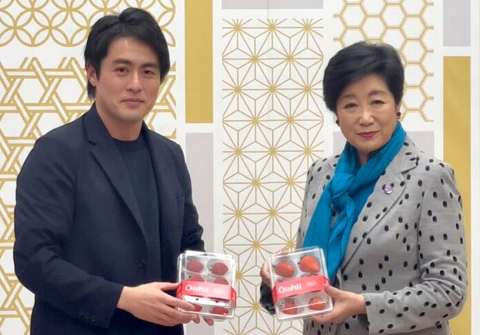 古賀大貴氏（㊧）と小池百合子知事