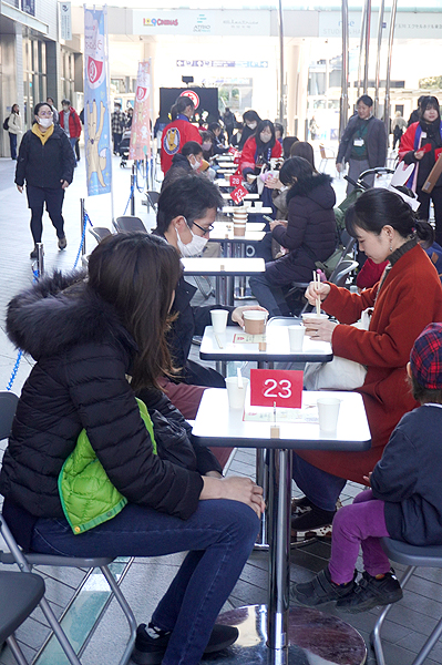 温かいうどんを求めて長い列のテーブルが 食品新聞 WEB版食品新聞社 温かいうどんを求めて長い列のテーブルが