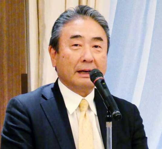あいさつする鈴木修平代表理事会長