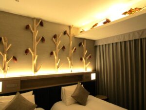 「Cacao Room」のベッドボードの上など随所にドライカカオポッドの装飾を施している