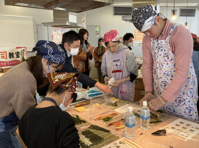 広島の3社、合同で巻き寿司教室