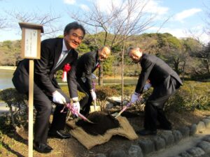 左から記念植樹に参加する伊藤園の貴志望常務執行役員、横浜市の佐藤広毅副市長、三溪園保勝会の海野晋哉理事長