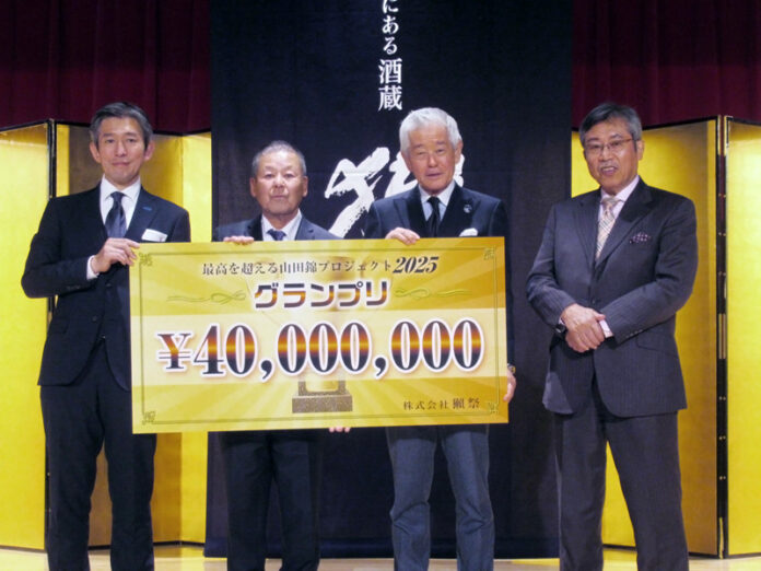 （左から）桜井一宏社長、川﨑太門氏、桜井博志会長、弘兼憲史特別審査員長