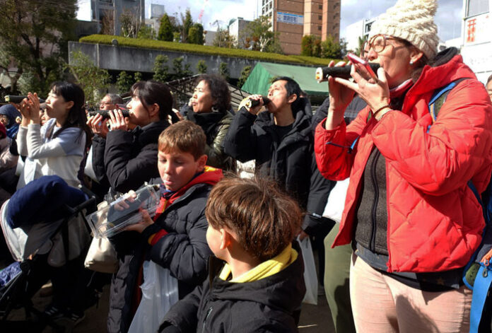 巻寿司を「千人いっせい丸かぶり」