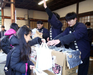 海苔チャリティセールに早朝から行列