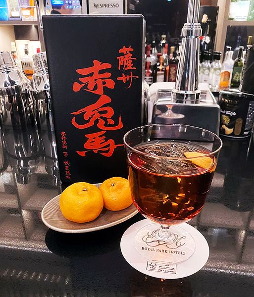 ホテル内のバーで提供する「赤兎馬ネグローニ」