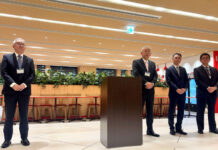 明治 組織風土改革で成長軌道へ 「独自価値を最大化」八尾社長 (左から)八尾文二郎社長、渡部信二専務執行役員、森田秀樹常務執行役員、堀内隆行常務執行役員