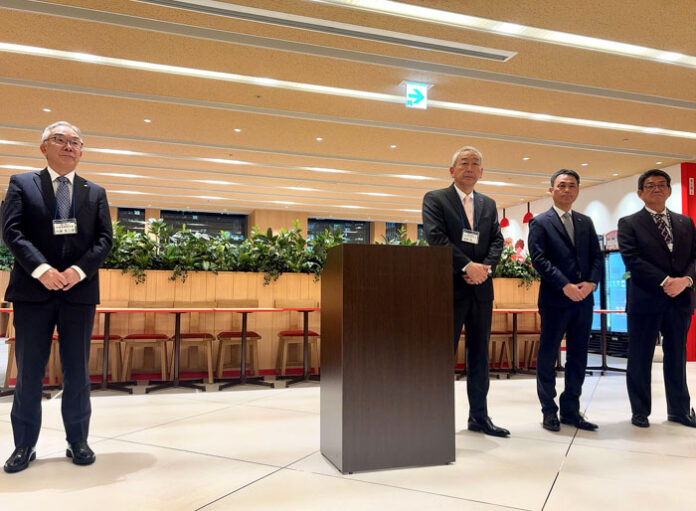 （左から）八尾文二郎社長、渡部信二専務執行役員、森田秀樹常務執行役員、堀内隆行常務執行役員