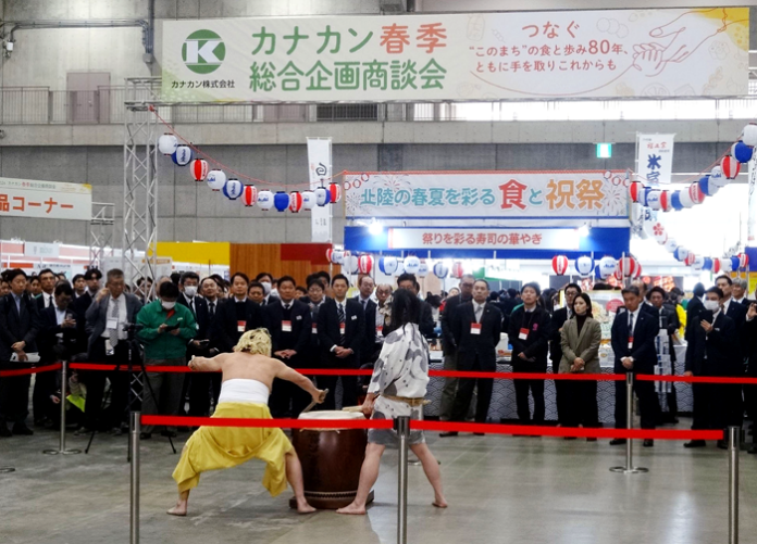 迫力ある御陣乗太鼓の演奏が行われた