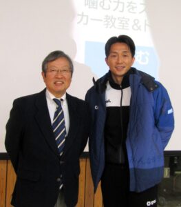 左から東京歯科大学口腔健康科学講座スポーツ歯学研究室の武田友孝客員教授と福西さん