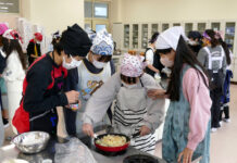 桃屋 小学校で特別授業 かんたんレシピの調理も フライパンで調理に挑戦
