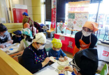 「旧正月は餃子の日」 今年も親子手作り餃子教室 隆祥房 餃子作りを楽しむ親子