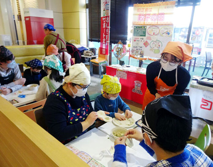 餃子作りを楽しむ親子