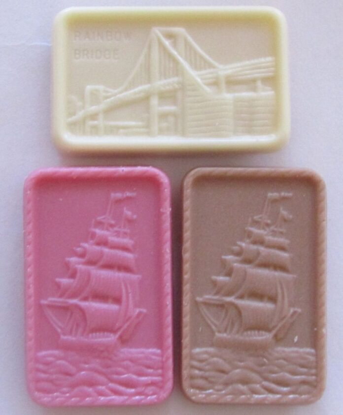 「東京アルフォートSAKE」（上）「大人のアルフォートワイン」（左下）「大人のアルフォートラム」（右下）