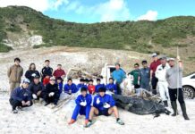 地域巻き込む美化活動で交流活発化 第26回環境美化教育最優秀校④ 沖縄県伊平屋村立伊平屋中学校 住民と漂着ごみを回収して世代間交流が活発化