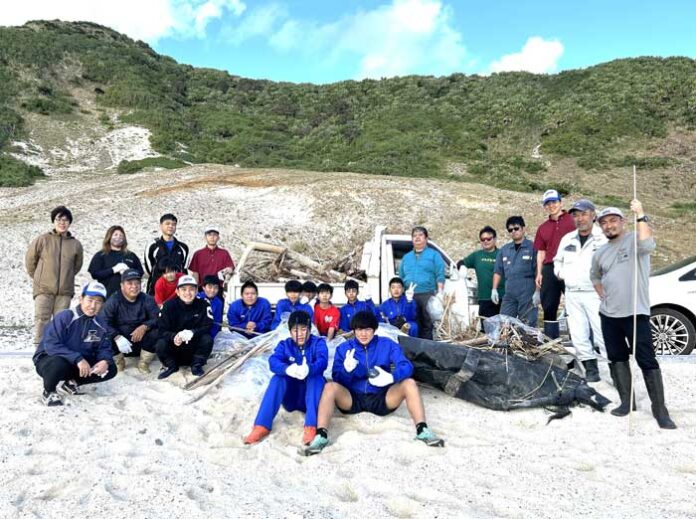 住民と漂着ごみを回収して世代間交流が活発化