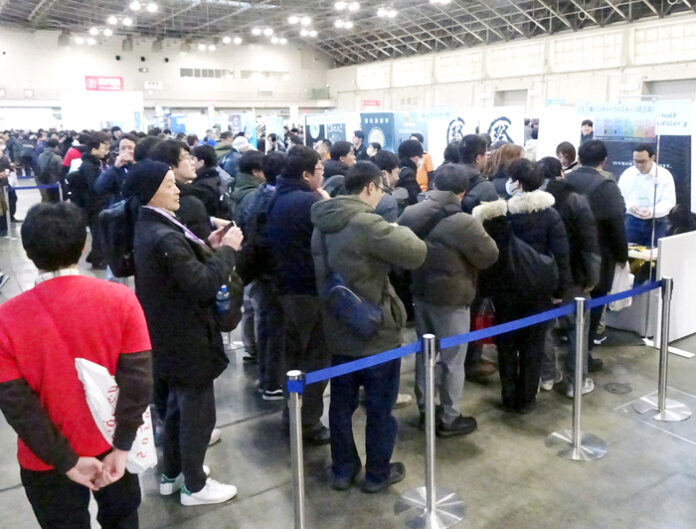 ウイスキーを求めて行列を作る来場者