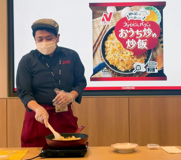 「おうち炒め炒飯」の実演