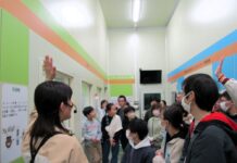 群馬県民の数を上回るスティックドリンクを1日で製造するAGF関東(群馬県太田市) 土曜日や休みの日に親子受け入れて大反響 製造ラインをアテンドする髙栁佐和子さん(左)