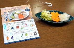 チームで開発した「だし漬け」と店頭配布用リーフレット