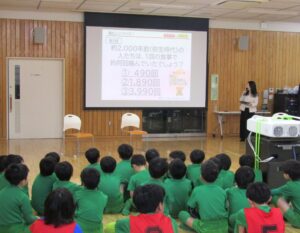 説明するロッテ広報部広報二課の小関理恵さん