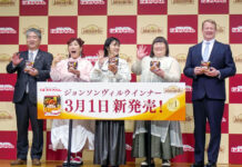 全米No.1「ジョンソンヴィル」に初のウインナー 高価格帯を開拓へ日米首位がタッグ プリマハム 発表会で千葉尚登社長㊧、ボブ・フィッツジェラルド社長㊨、3時のヒロイン