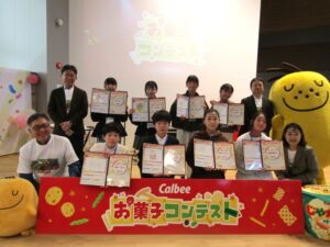 各賞受賞者と江原信社長兼CEO（前列左）、中野真衣常務執行役員兼CTO（前列右）、吉田聡コーポレートコミュニケーション本部本部長（後列左）、柚木英明研究開発本部本部長（後列右）