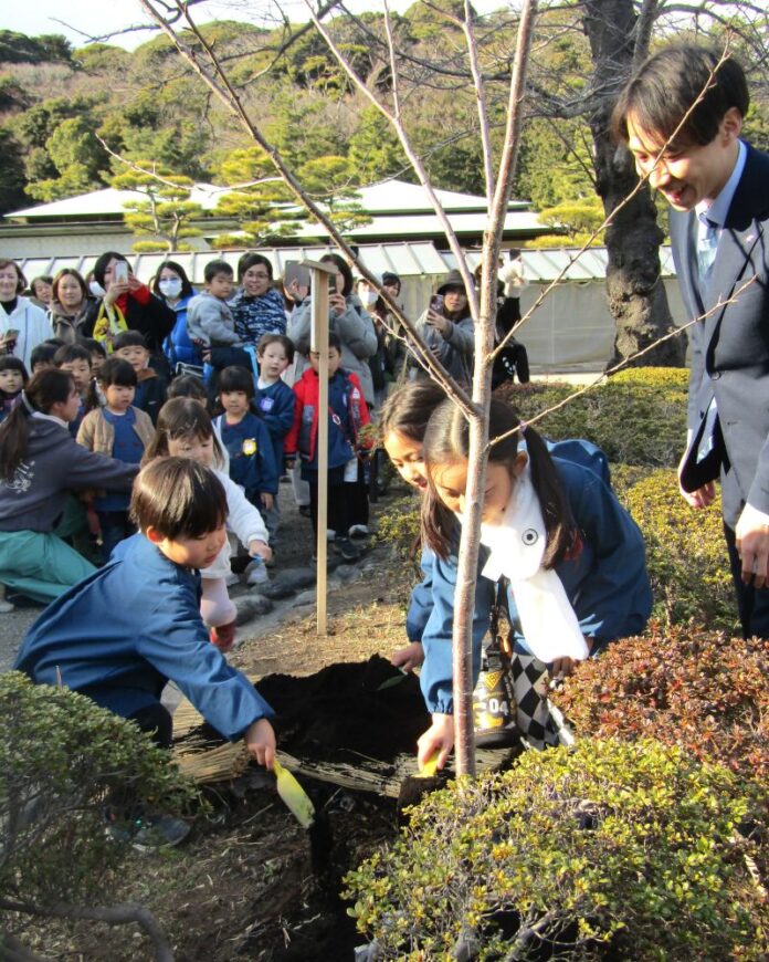 記念植樹に参加するルンビニ幼稚園の園児