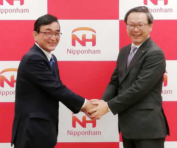 前田文男次期社長㊧と井川伸久社長