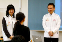 森永製菓の森信也社長が小学校で出張授業 SDGsや食育活動の「自分ごと化」率先垂範 (右から)児童と対話する森永製菓の森信也社長、植竹麻衣子氏