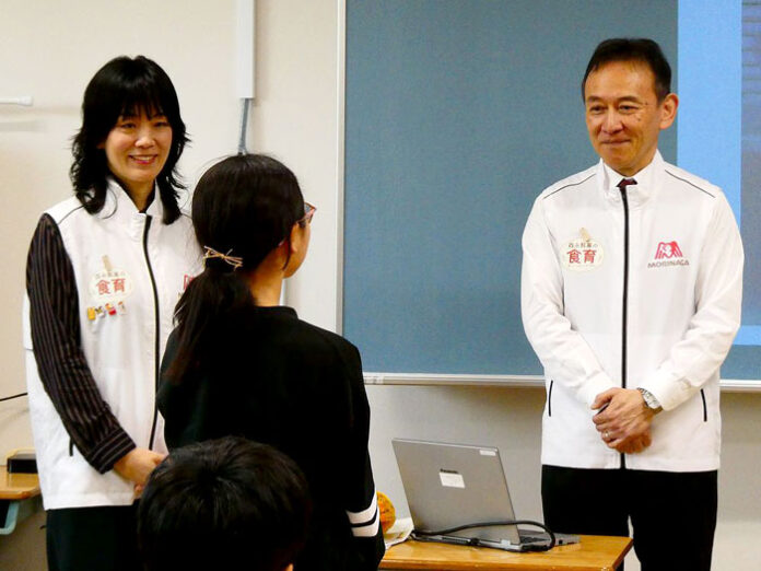 （右から）児童と対話する森永製菓の森信也社長、植竹麻衣子氏
