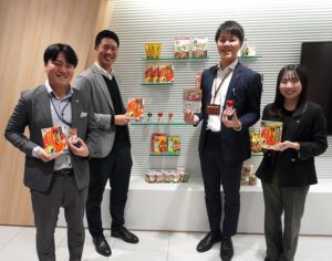 味の素と「ほんだし」を掲げ満面の笑み