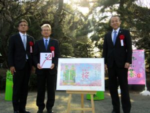 目録贈呈。左から伊藤園の貴志望常務執行役員、三溪園保勝会の海野晋哉理事長 、横浜市の佐藤広毅副市長