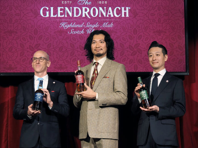 イベントに登壇した青木崇高さん㊥ら