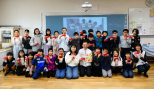 芝浜小学校の児童らと森信也社長（前列中央）