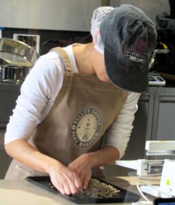 生豆の選別の様子