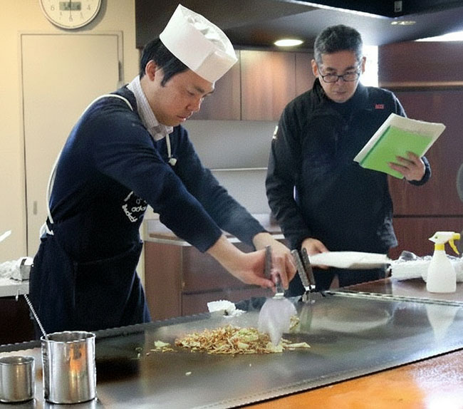 「焼そば士」の実技試験