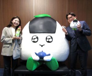 左から日本コカ・コーラの高村有希菜緑茶事業部ブランドマネージャー、おにぎり協会の中村祐介氏