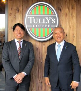 左から1月20日の内覧会でタリーズコーヒージャパンの内山修二社長と来賓に招かれた相模原市の本村賢太郎市長
