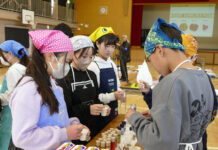 カレーの街よこすか スパイス調合体験も 小学校で「ニッポンフードシフト」授業 カレーの街よこすか スパイス調合体験も 小学校で「ニッポンフードシフト」授業