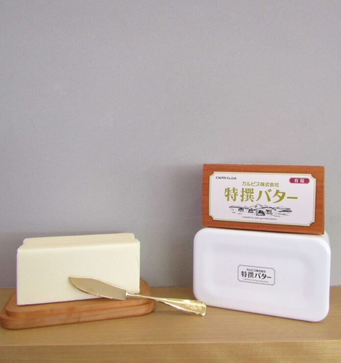 「カルピス（株）特撰バター」450g。「有塩」と「食塩不使用」を取り揃え「有塩」が売れ筋となっている。