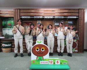 左から管理部人事・総務グループ総務・広報係の松浦巧係長、橋本琴絵氏、髙栁佐和子氏、髙岸美玖氏、城田由美氏、渋沢麻衣氏