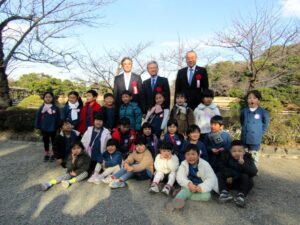 海野晋哉理事長は「園児の皆様が成人式を迎える頃には立派な桜の木になっている」とコメント