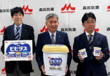 森永乳業 「ビヒダスW」核に成長領域強化 春の新商品55品を発売 (左から)南崎康夫常務、大貫陽一社長、迫口真輔マーケティング部長