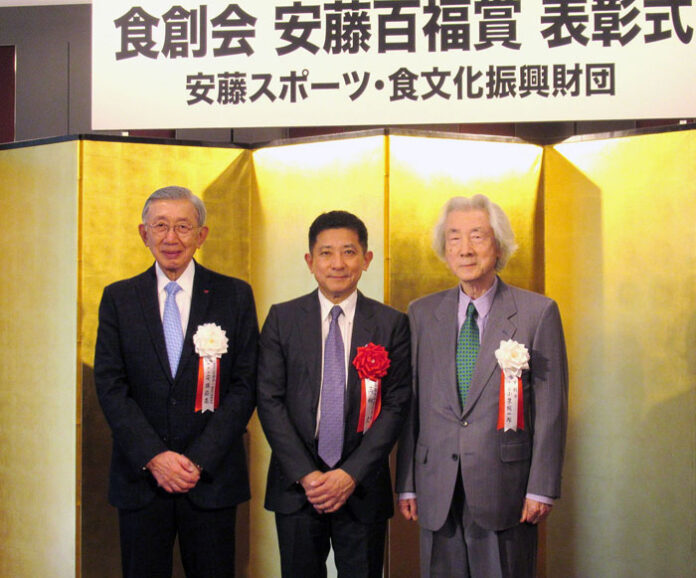 （左から）安藤宏基理事長、高柳広教授、小泉純一郎会長